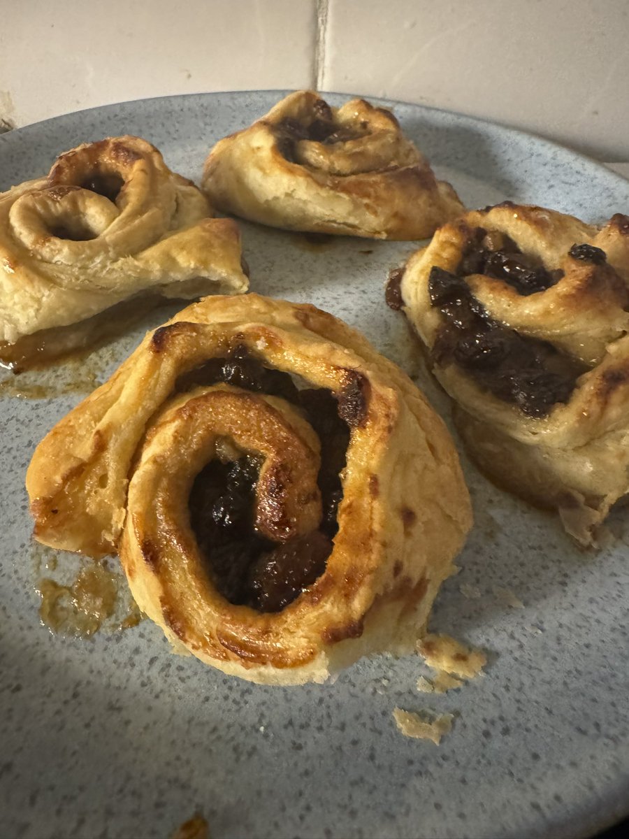 Sarah Parry tweet media