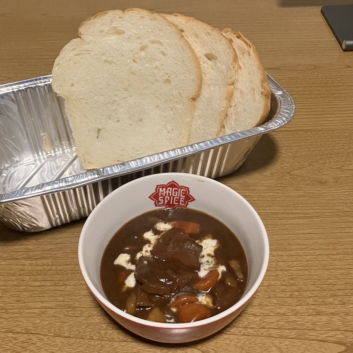 コストコのすごくでかいパンを消費するために牛タンシチューにした‼️
ふわふわパンに牛の旨みたっぷりのシチューにつけて食うの最高😋