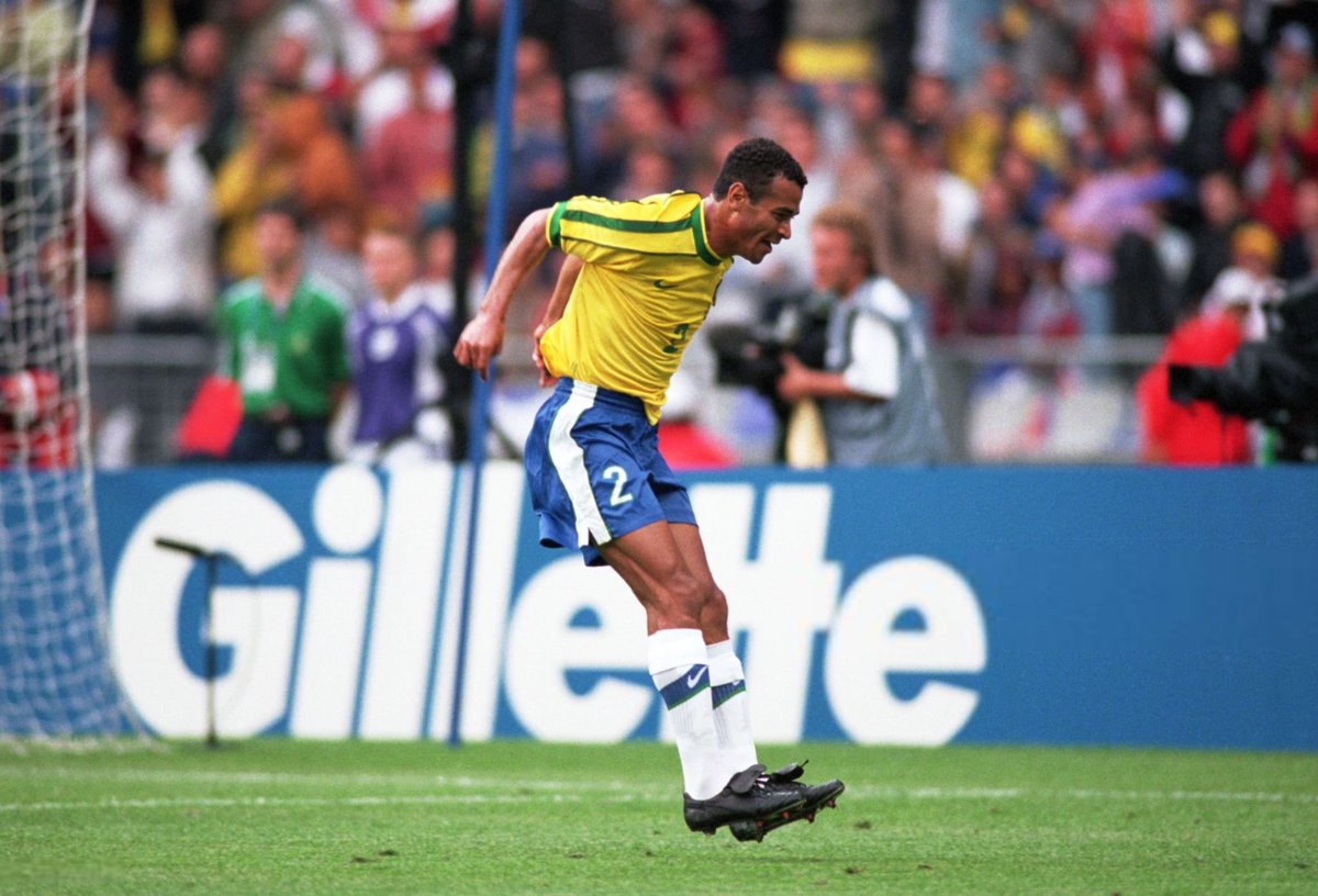 برزیل و اسکاتلند تو آخرین مسابقه مرحله گروهیشون باید با هم بازی کنند.
برای خیلیا تو ایران این بازی یادآور زلزله سال ۱۳۶۹ رودبار و منجیل هست که دقیقاً موقع ضربه ایستگاهی برانکو زمین شروع کرد به لرزیدن اما برای من این شادی گل (پاس گل) کافو در افتتاحیه جام جهانی ۱۹۹۸ به یادم میاره.