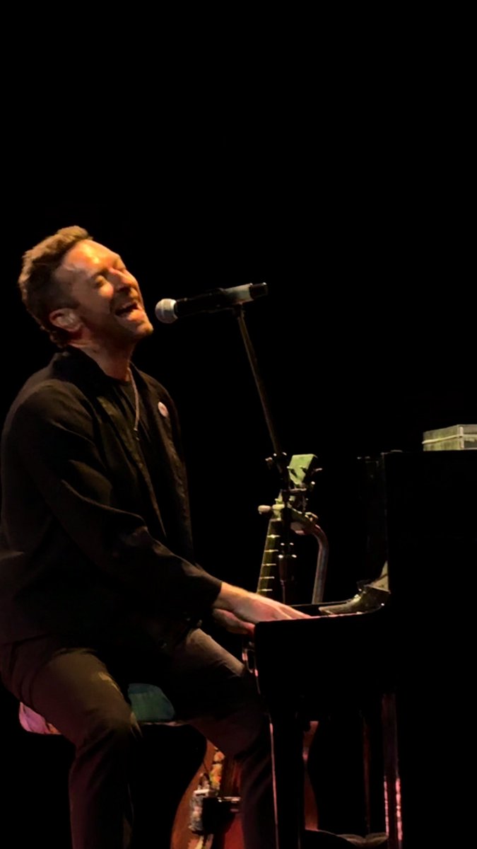 mayypinheiro's tweet photo. Chris ce soir à Paris! C’était sublime 💕 I still can’t find words for tonight ! @coldplayaccess https://t.co/yFSBN7rzye