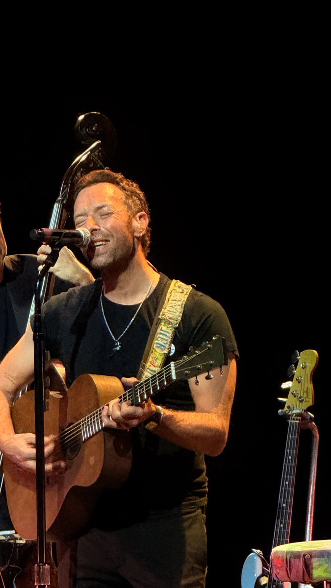 mayypinheiro's tweet photo. Chris ce soir à Paris! C’était sublime 💕 I still can’t find words for tonight ! @coldplayaccess https://t.co/yFSBN7rzye