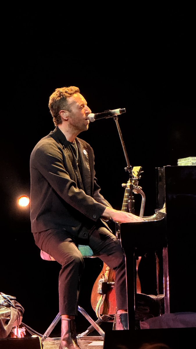 mayypinheiro's tweet photo. Chris ce soir à Paris! C’était sublime 💕 I still can’t find words for tonight ! @coldplayaccess https://t.co/yFSBN7rzye