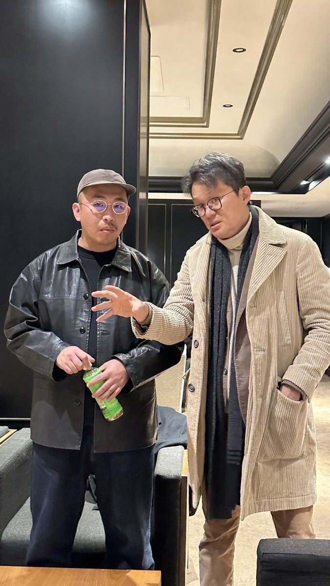 cinusat9's tweet photo. 미야케 쇼 감독이 
나에게 
‘영화란 무엇인가?’에 대한 질문을 던졌다. 
중학교 때 3���단편영화를 제작한 천재이다. 
미야케 쇼 감독의 질문을 양익준감독에게 전하다. 
영화 [여행과 나날] ‘당신이 생각하는 영화란?’ 질문을 아주 깊게 전한다. 12/10일 개봉 https://t.co/KDR7vxUBnF