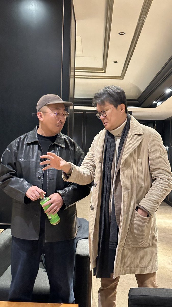 cinusat9's tweet photo. 미야케 쇼 감독이 
나에게 
‘영화란 무엇인가?’에 대한 질문을 던졌다. 
중학교 때 3���단편영화를 제작한 천재이다. 
미야케 쇼 감독의 질문을 양익준감독에게 전하다. 
영화 [여행과 나날] ‘당신이 생각하는 영화란?’ 질문을 아주 깊게 전한다. 12/10일 개봉 https://t.co/KDR7vxUBnF