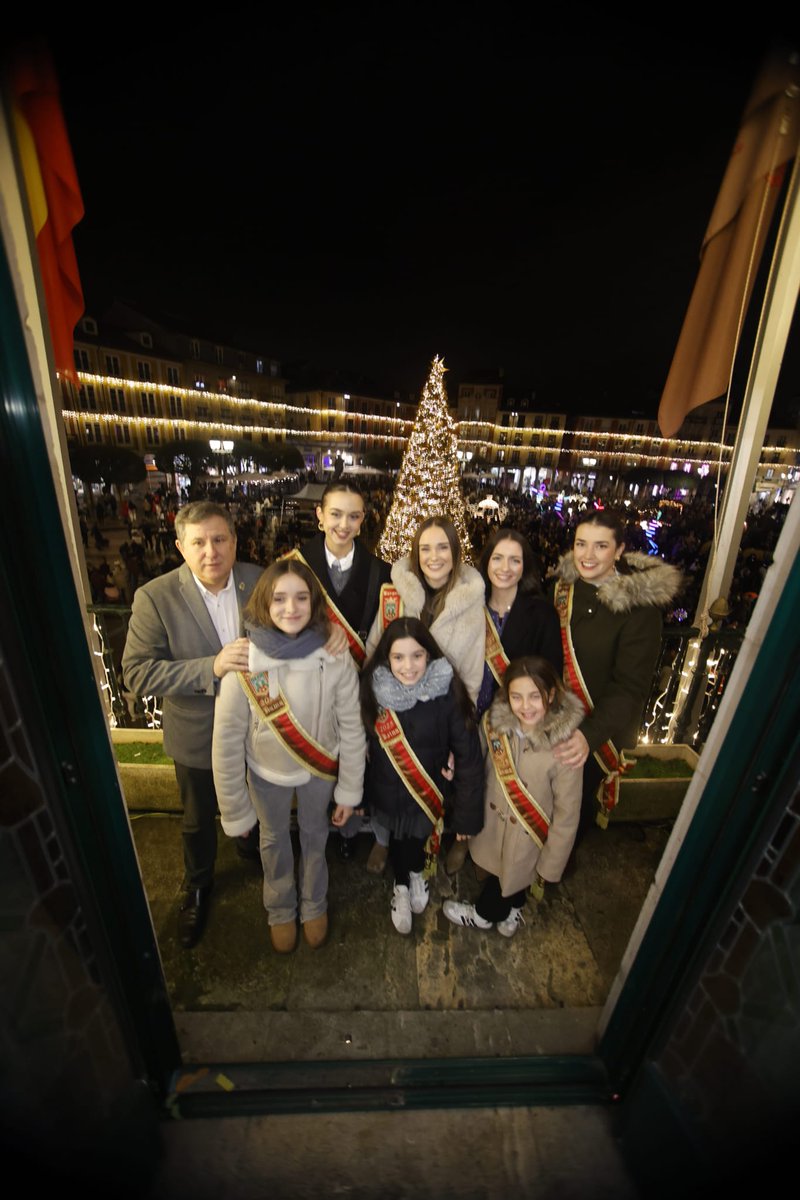 Esta tarde, nuestro Presidente, <a href="/carbonel_jose/">Jose Manuel Carbonell Carquės</a> , ha asistido a la inauguración oficial del alumbrado de Navidad celebrada en Gamonal y en la Plaza Mayor. <a href="/Aytoburgos/">Ayuntamiento de Burgos</a>