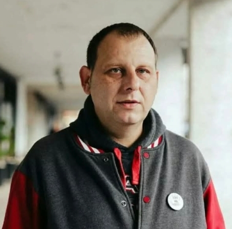 CrnjanskiSr's tweet photo. "Bolesni mozgovi su očekivali da ću špijunirati svoju majku, suprugu, decu, kumove i prijatelje koji su redovno dolazili pred Valjevsku gimnaziju u 11:52 kako bi odali poštu nastradalima. Teško je ponoviti šta sam im sve tom prilikom izgovorio, ali jedino pristojno što sam rekao bilo je da ću sugrađane sam braniti, ali kao građanin."

Ovo su reči potpukovnika policije u Valjevu Vladimira Jankovića koje je izgovorio dajući otkaz otkaz, odbijajući da radi za režim.

Ovakvih ljudi je, na žalost, vrlo malo ostalo u policiji...