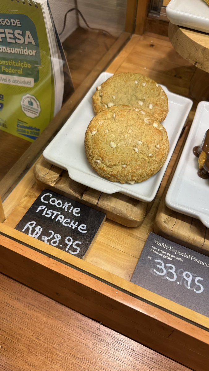 ブラジルと日本では購買力に約4倍の差があるらしいけど...

パンオショコラ　19.8レアル/565円
アーモンドクロワッサン　22.8レアル/651円
濃厚ジェラート1カップ　27.95レアル/798円
ピスタチオクッキー　28.95レアル/827円

普通に日本より高いっす😅