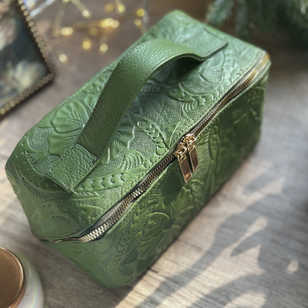 salylimonusa's tweet image. Nothing boosts my mood like getting a gift. Doesn’t even matter who sent it. Could be me.🥰 #salylimonusa #makeupaddict #giftsforher