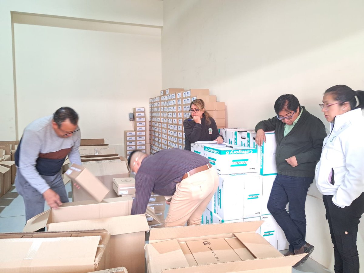 cns_paz's tweet photo. La Administración Regional de La Paz (CNS), siempre pensando en la seguridad e higiene y profesionalismo de todos sus trabajadores, para dar una mejor atención a la familia asegurada,  recepcionó ropa de trabajo del sector salud que es crucial para una buena atención https://t.co/w5XEuUsOlm