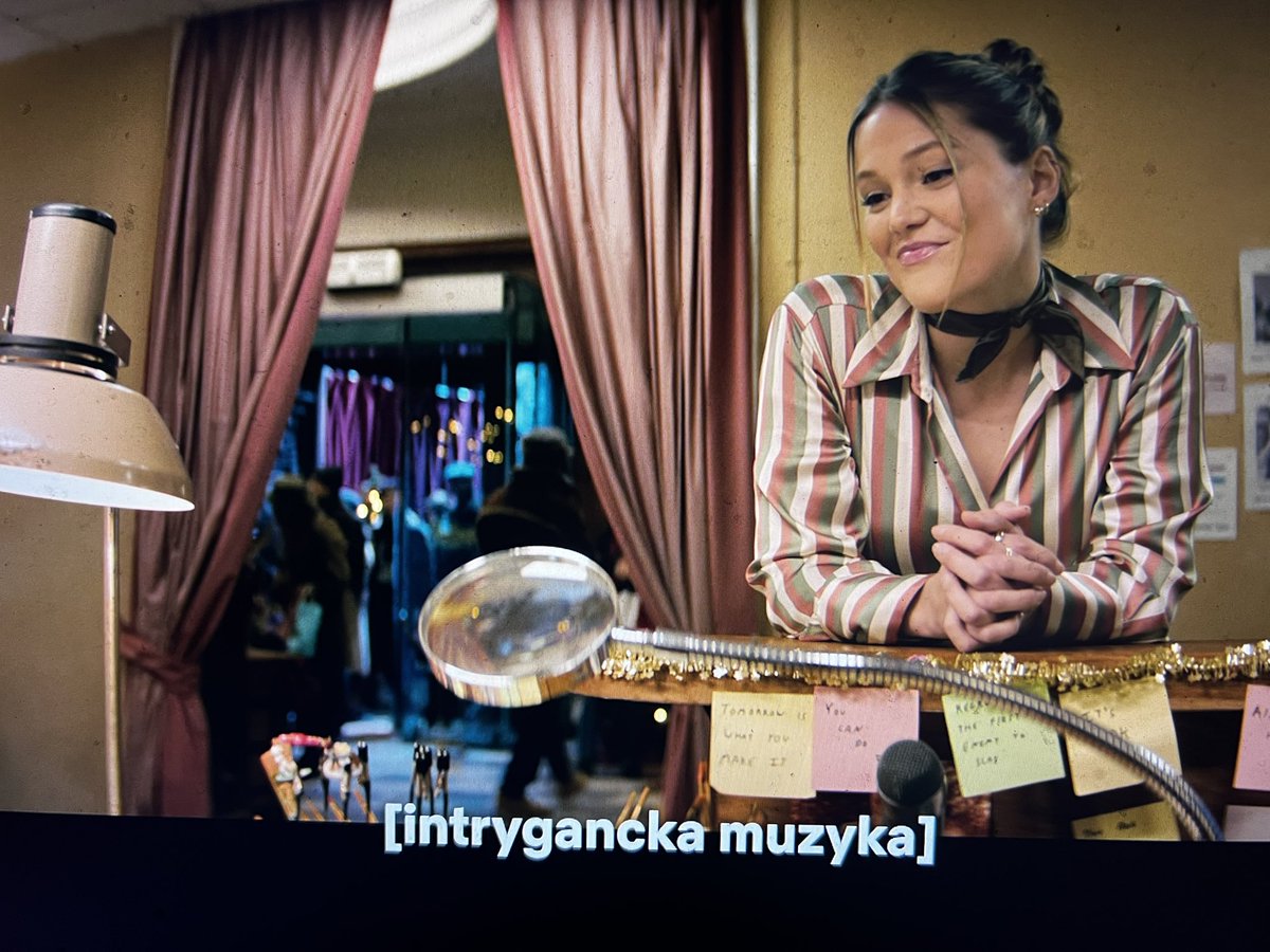 [intrygancka muzyka]