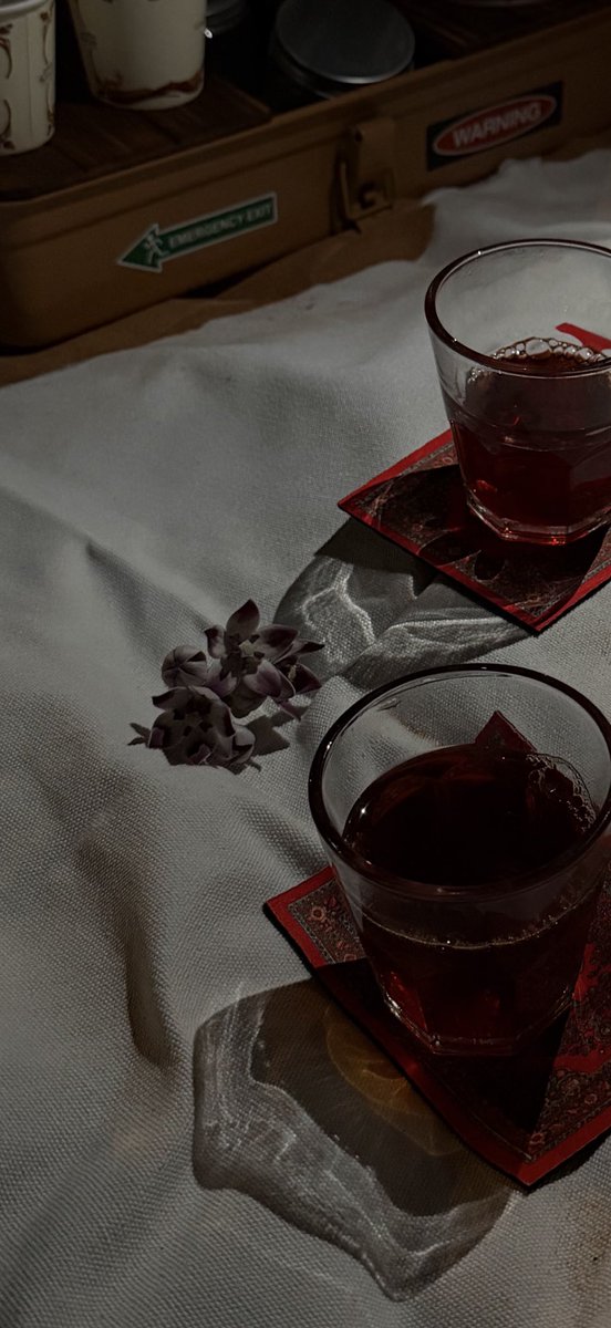 بين الغيم والقمر☁️🌖
والشاي له طعم ثاني✨