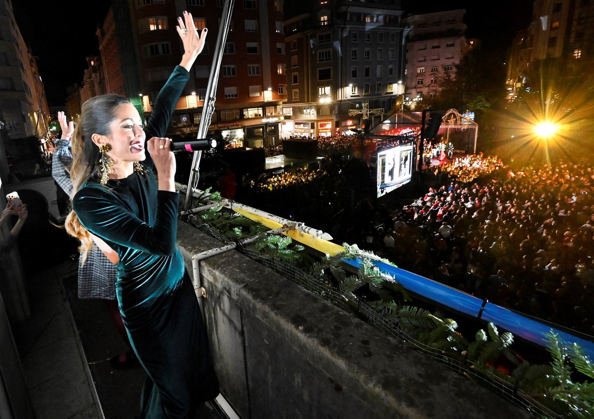 💫Encendemos millones de luces y la magia de estas fiestas. Disfrutemos juntos de nuestra ciudad y de su compañía. Que vuestras ilusiones y esperanzas se hagan realidad. 
Feliz Navidad 🤍 #Santander