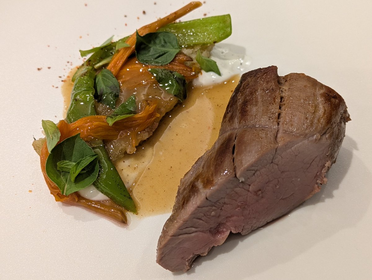 金武町の「アローエデッセ(Alo Edesse)」がゴエミヨに掲載され話題を集めました。
東京でデビューすればいきなり天下を取れそうな完成度。何故こんなところ(失礼)にバリキャリの凄腕のシェフがいるのか。ワイン込みで2.2万円と、こんなんで商売は成り立つのかも心配になる。
takemachelin.com/2025/11/edesse…