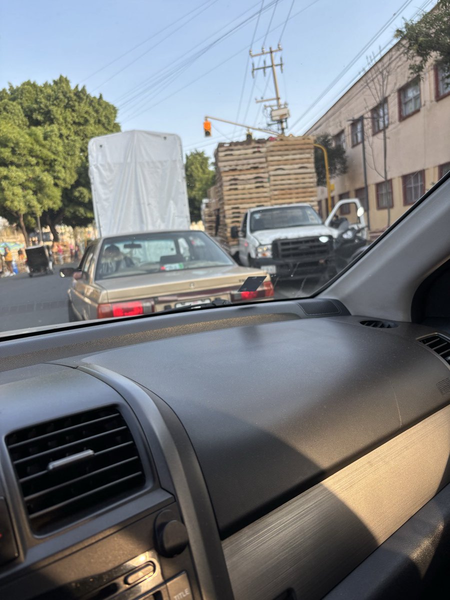 otro_el_bugs's tweet photo. @AzcapotzalcoMx @SSC_CDMX otra vez en coltongo y Vallejo que lo toman como patio de maniobras para su vendimia. Por favor pueden hacer algo? https://t.co/wJ5md2DH87