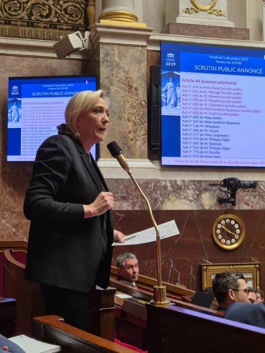 En séance cette nuit avec notre présidente Marine Le Pen . Le travail continue !