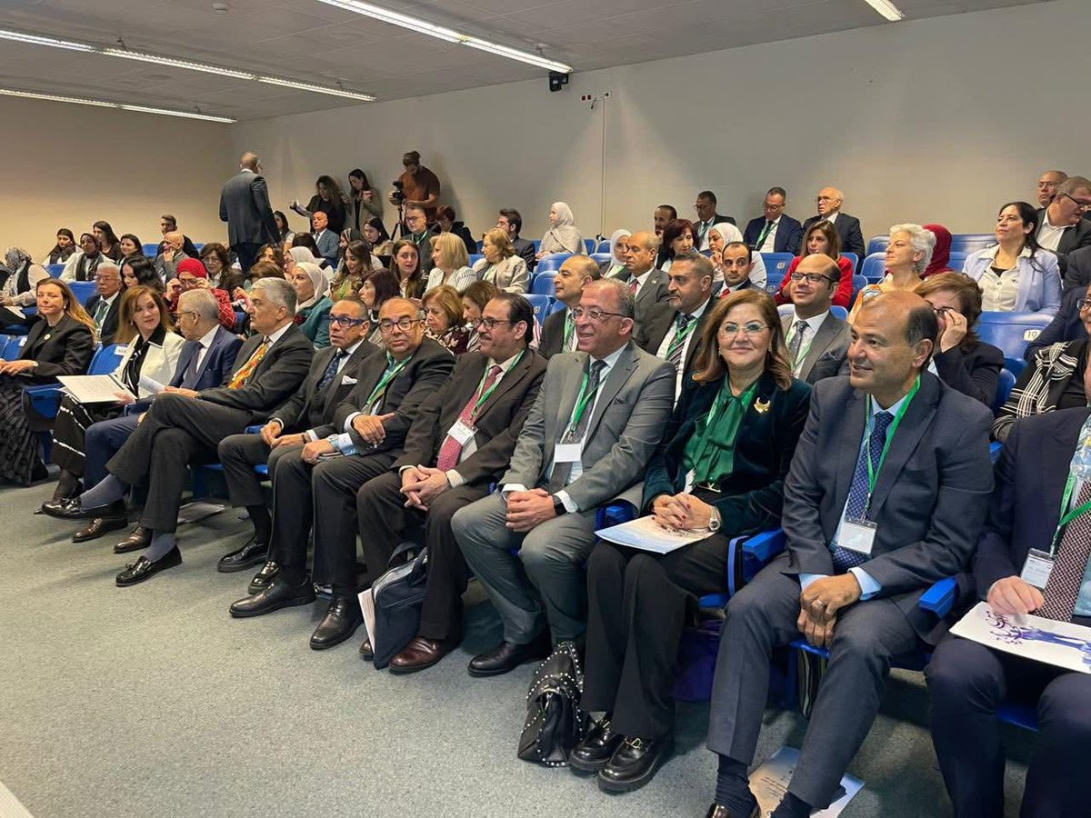 Arab_API's tweet photo. شارك المعهد العربي للتخطيط يوم الجمعة 5 ديسمبر 2025 في جلسة افتتاح فعاليات المؤتمر العلمي التاسع عشر بعنوان: "تعزيز القدرة التنافسية للاقتصادات العربية في ظل المستجدات الإقليمية والعالمية" والذي تنظمه الجمعية العربية للبحوث الاقتصادية في العاصمة اللبنانية بيروت بالتعاون مع الجامعة اللبنانية الأميركية والمعهد العربي للتخطيط، وبرعاية دولة رئيس وزراء الجمهورية اللبنانية الدكتور/ نواف سلام. وذلك خلال الفترة 5-6 ديسمبر 2025، وجاءت مشاركة المعهد ضمن وفد يضم سعادة الأستاذ الدكتور/ عادل عبدالله الوقيان - مدير عام المعهد، الأستاذ الدكتور/ وليد عبد مولاه - وكيل المعهد، السيد/ كريم درويش - رئيس الجهاز الإداري، والأستاذ الدكتور/ بلقاسم العباس - كبير المستشارين بالجهاز الفني.

وفي ختام الجلسة تسلم الأستاذ الدكتور/ عادل عبدالله الوقيان - مدير عام المعهد كتاب شكر وتقدير للمعهد العربي للتخطيط بصفته شريكاً في تنظيم المؤتمر.

#المعهد_العربي_للتخطيط 
#دولة_الكويت
#الكويت
#الجمهورية_اللبنانية 
#لبنان