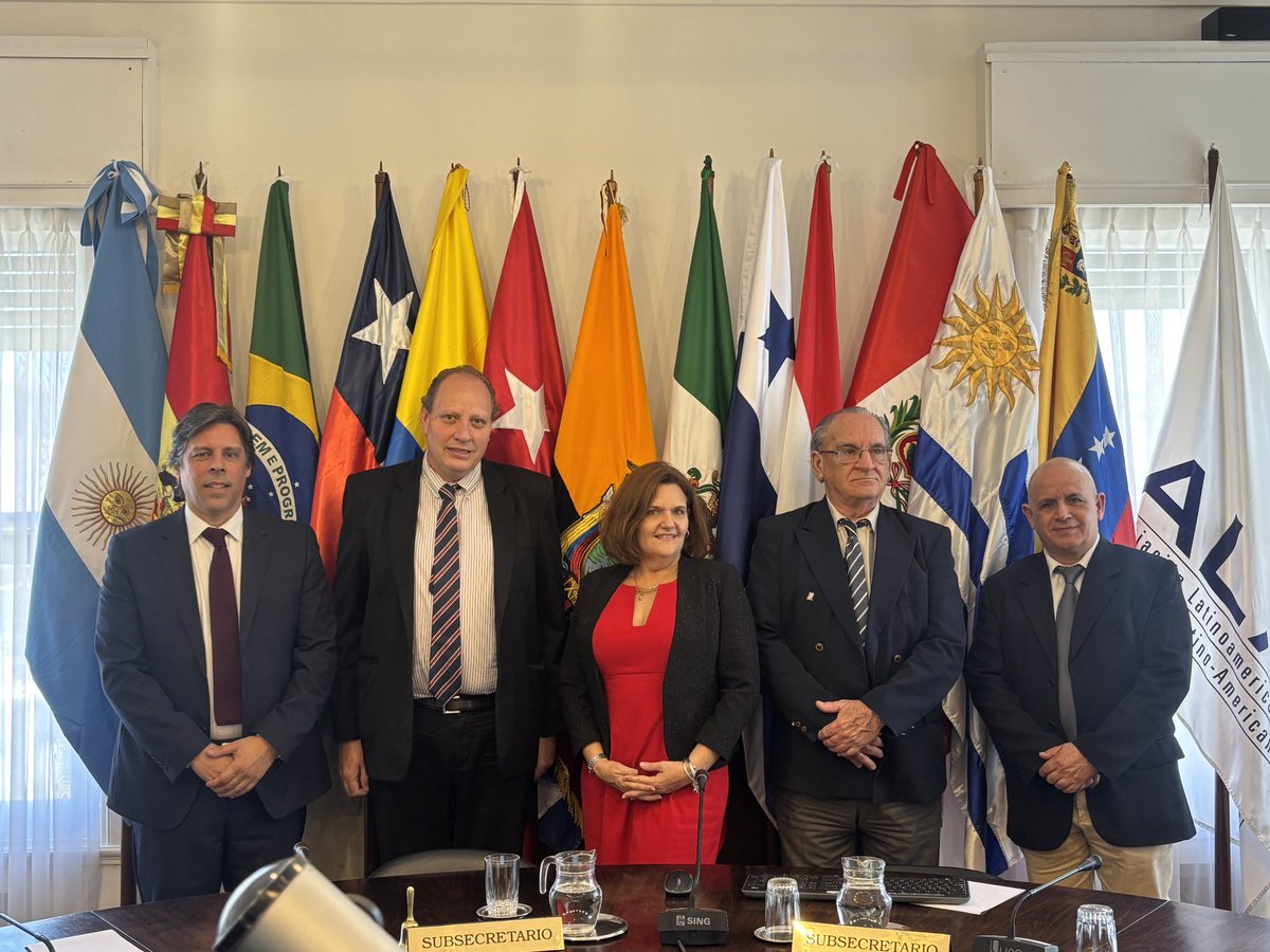ALADI_SG's tweet photo. Recibimos la visita de cortesía de Marta Castillo, Directora de Política Comercial para América Latina y el Caribe del @MINCEX_CUBA 🇨🇺

Un intercambio que fortalece el diálogo institucional y las relaciones de cooperación en la región. https://t.co/nam1moBo2Z
