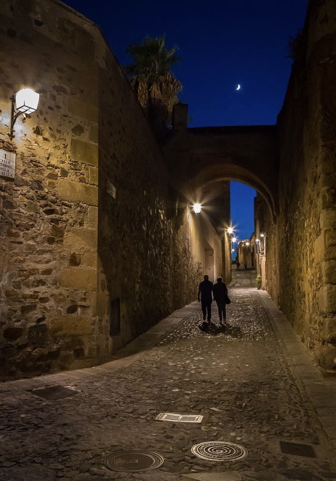 مُنذُ ارتَحَلتُ ورُوحي رُوحُ مُغتَرِبٍ
يشتاقُ دومًا إِلَى الأحبابِ والوطنِ

يا منبـعَ الشَّـوقِ إنَّ البعدَ أرَّقني
أنادمُ الليـلَ محـرومًا من الوسنِ

رفيف🕊️

#بوح_آخر_الليل