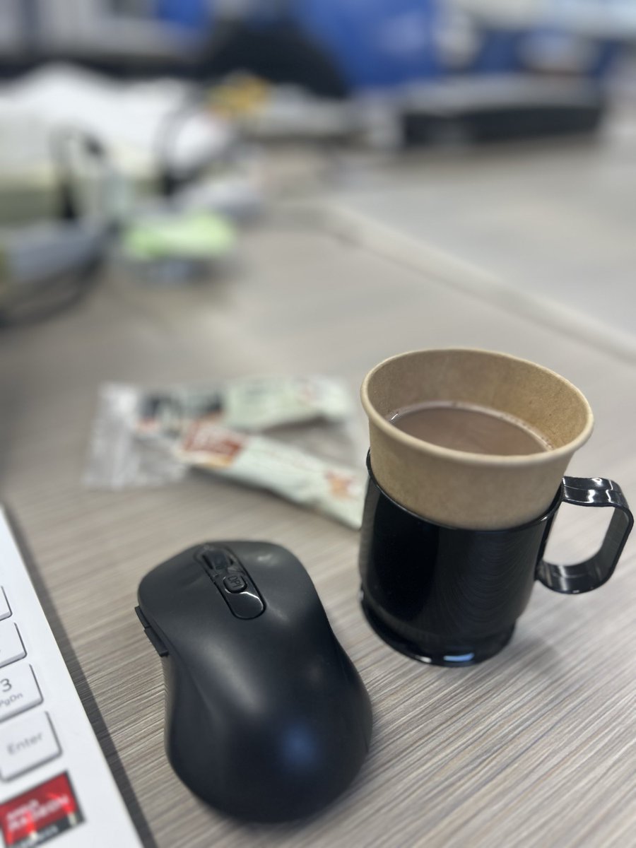 sinamon718's tweet image. 今日は現場の進みが悪いので
休日出勤(›´ω`‹  )

朝からココア飲みながら
今日の作戦会議…