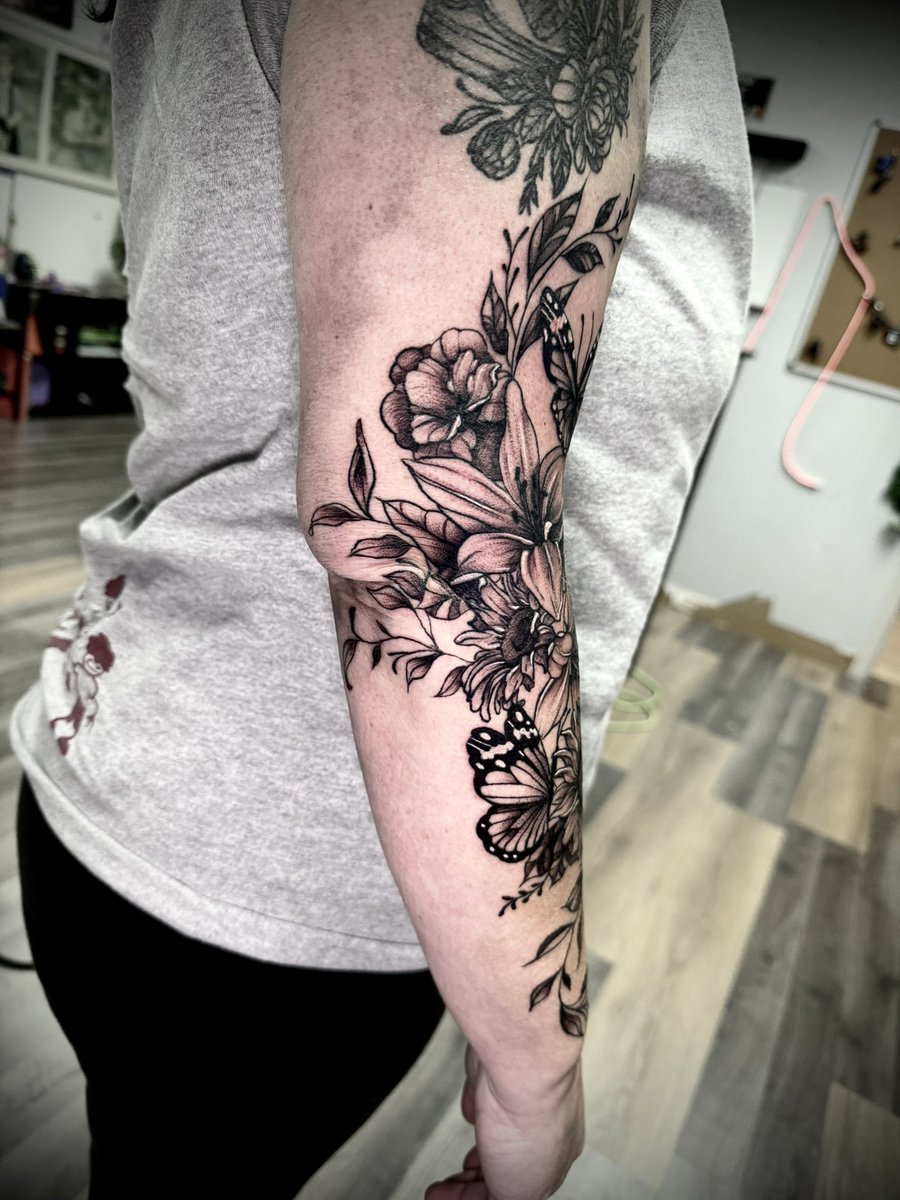 cnfillustration's tweet photo. Give me all the floral arm sleevesssss https://t.co/E789Tlkwa0