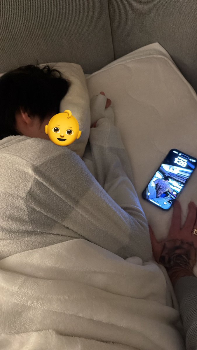 😎俺の写真待受けにしてるん可愛い
내 사진 바탕화면으로 해놓은 거 진짜 귀여워