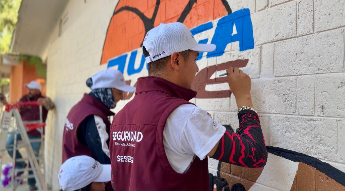 SecretariadoGEM's tweet photo. El Centro de Prevención del Delito  llevó a cabo una recuperación de espacios en la Escuela Secundaria Técnica No. 18 “Adolfo Ruiz”, ubicada en el municipio de Tonatico, en el marco del Programa Global “Juega Vive”.

Estas acciones tienen como finalidad fortalecer entornos escolares seguros, dignos y propicios para el desarrollo integral de las y los estudiantes. Mediante la rehabilitación de áreas comunes y la mejora de espacios de convivencia, se impulsa la participación comunitaria y se promueven factores de protección que contribuyen a la prevención del delito y las conductas de riesgo.

El Centro de Prevención del Delito refrenda su compromiso de trabajar de manera coordinada con autoridades educativas y municipales, consolidando iniciativas que fortalezcan la seguridad y el bienestar de la comunidad estudiantil mexiquense.