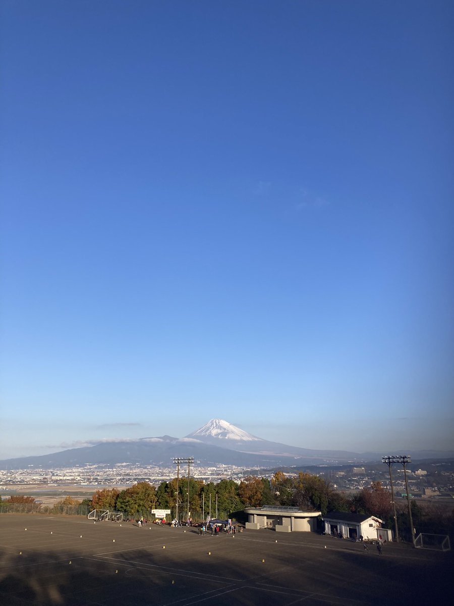 blueh1003's tweet photo. 富士山🗻
11月最後の日曜日の光景です。
この日は、静岡県伊豆の国市で開催された
『ペタンク・全日本シングルス選手権大会』
に出場しました！ https://t.co/IbExG0rdb3