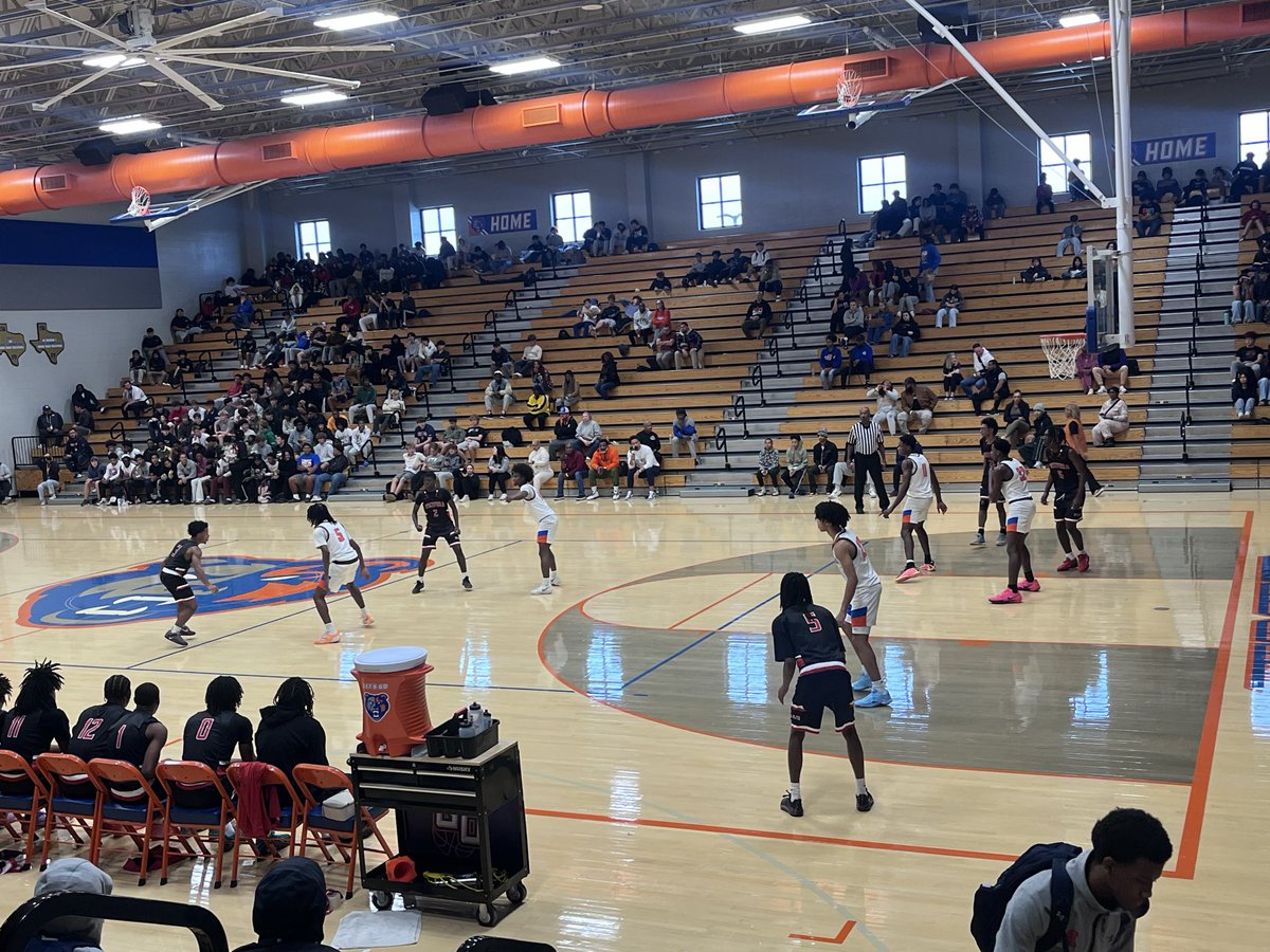 SpringISDAthl's tweet image. Tournament time! 🏀 Catching @whsmustangs and @SPRINGHIGHLIONS competing at the Grand Oaks Tournament. Great hoops on deck! @WestfieldHoops