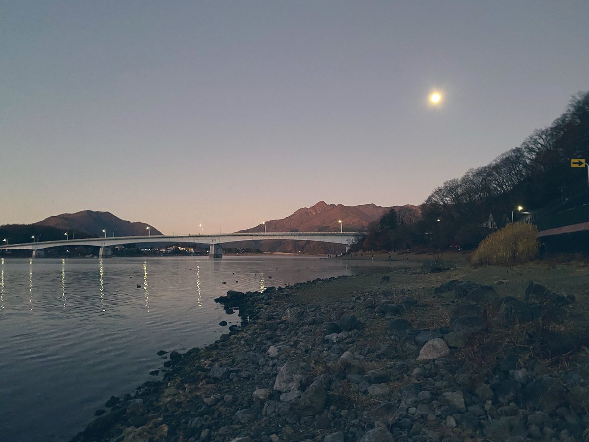 fjsan223's tweet photo. 夜明けの湖畔。 https://t.co/dijl2LuoBC