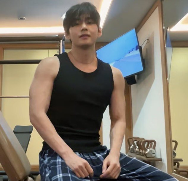 kooswaistt's tweet image. the waist                                  the belt