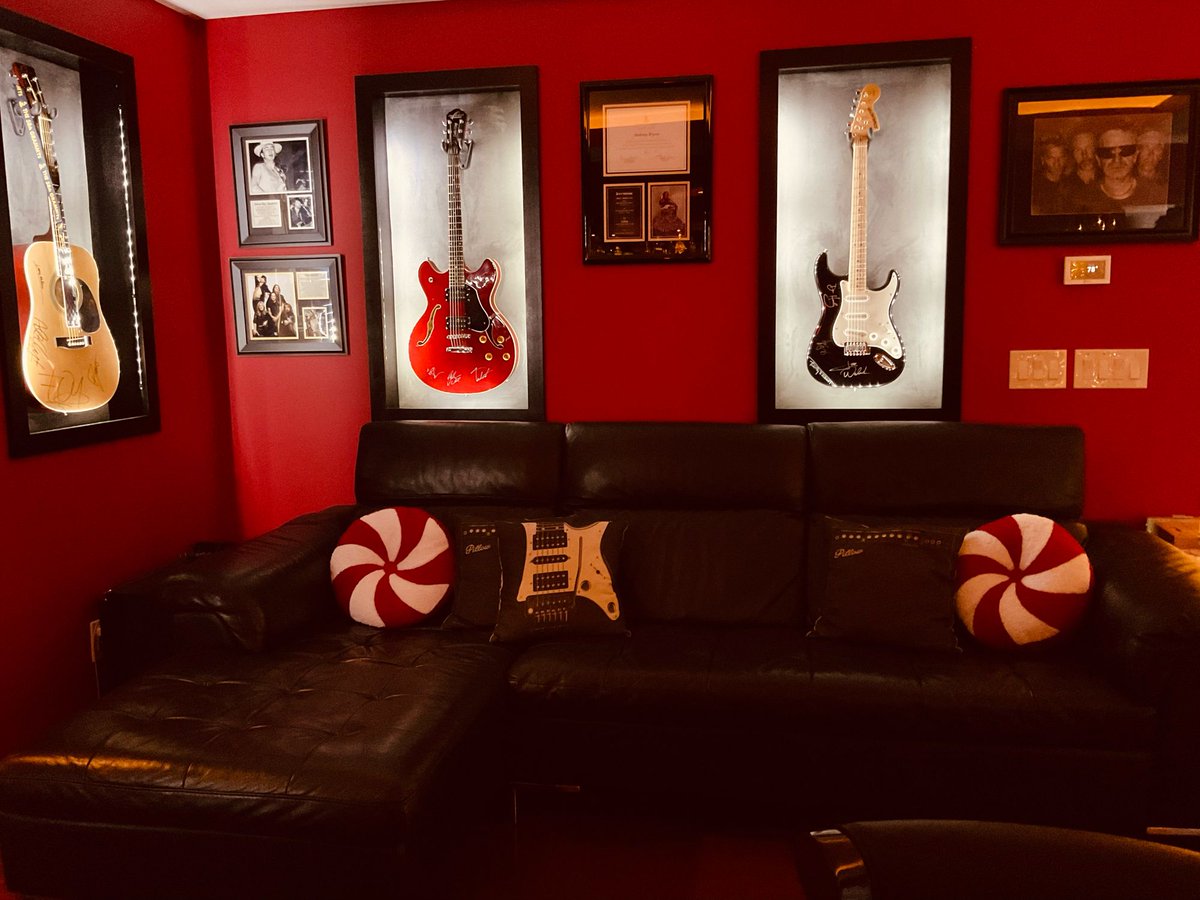 SoundGasmStudio's tweet photo. Merry Christmas and Happy Holidays!  #christmas #recording #studio https://t.co/ZwSr2of2v2