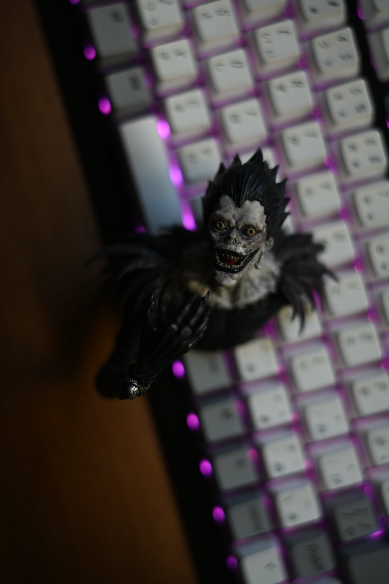 dpyukiqb's tweet photo. DEATH NOTE デスノート 一番くじ！
すり抜けマグネット リューク！
リアルすぎるよ。 https://t.co/72ljBNStUh