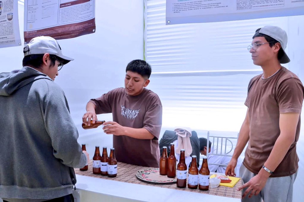 📣  La Escuela Profesional de Ingeniería de Industrias Alimentarias de la #UNSA realizó el «Alimentaria Fest 2025». Estudiantes presentaron desde kombucha e hidromiel hasta helado de palta, yogur, sándwiches saludables y snacks originales.

👉 acortar.link/47nOVG