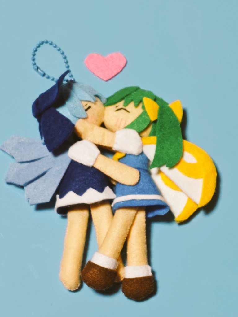 VsjwW1GRYX35576's tweet photo. チルノ＆大妖精出来ました。
求められてるのは百合なのか…
#チルノ　#大妖精 https://t.co/4Ln4u8iTbs