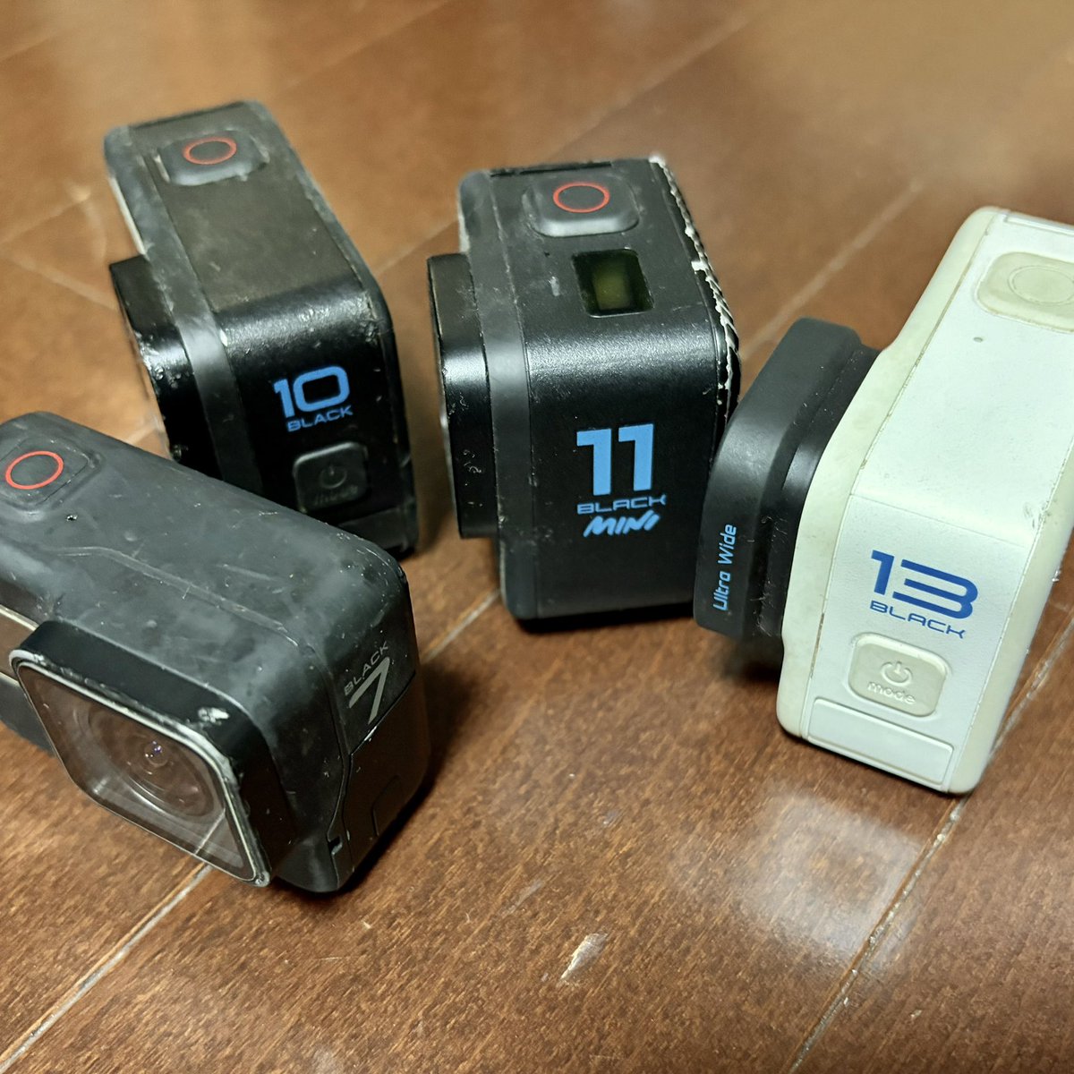 Gachio_running's tweet image. 部屋を片付けていたら
目についたカメラたち🎥
#GoPro

YouTubeをはじめて7年。
その間、支えてくれた相棒。

GoPro7、GoPro10、GoPro11mini
GoPro12（紛失😭）、GoPro13（現役）

GoPro7のサイズ感が最高♪
こんなに小さかったんだね👍

どれも苦楽をともにした愛機たち。