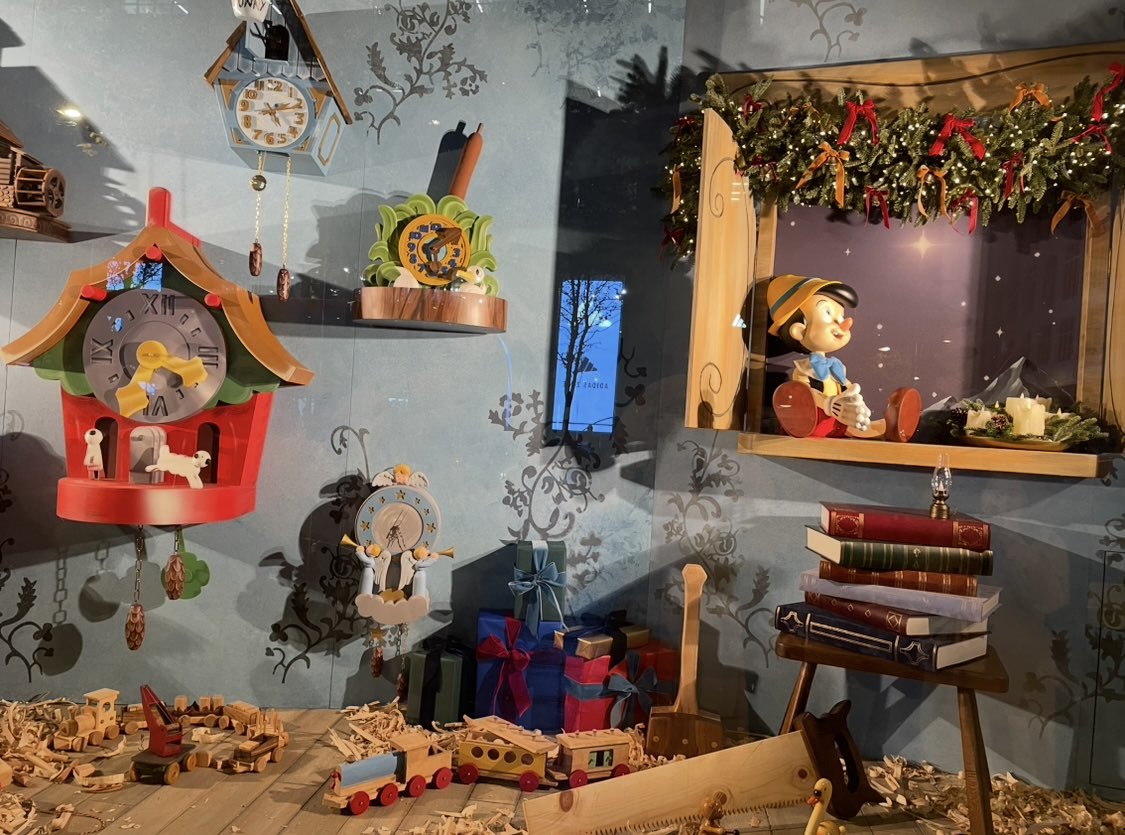 Jasmin29's tweet image. Selfridges, Oxford Street; London earlier this evening. #DisneyTheme🧚 (pt 2)