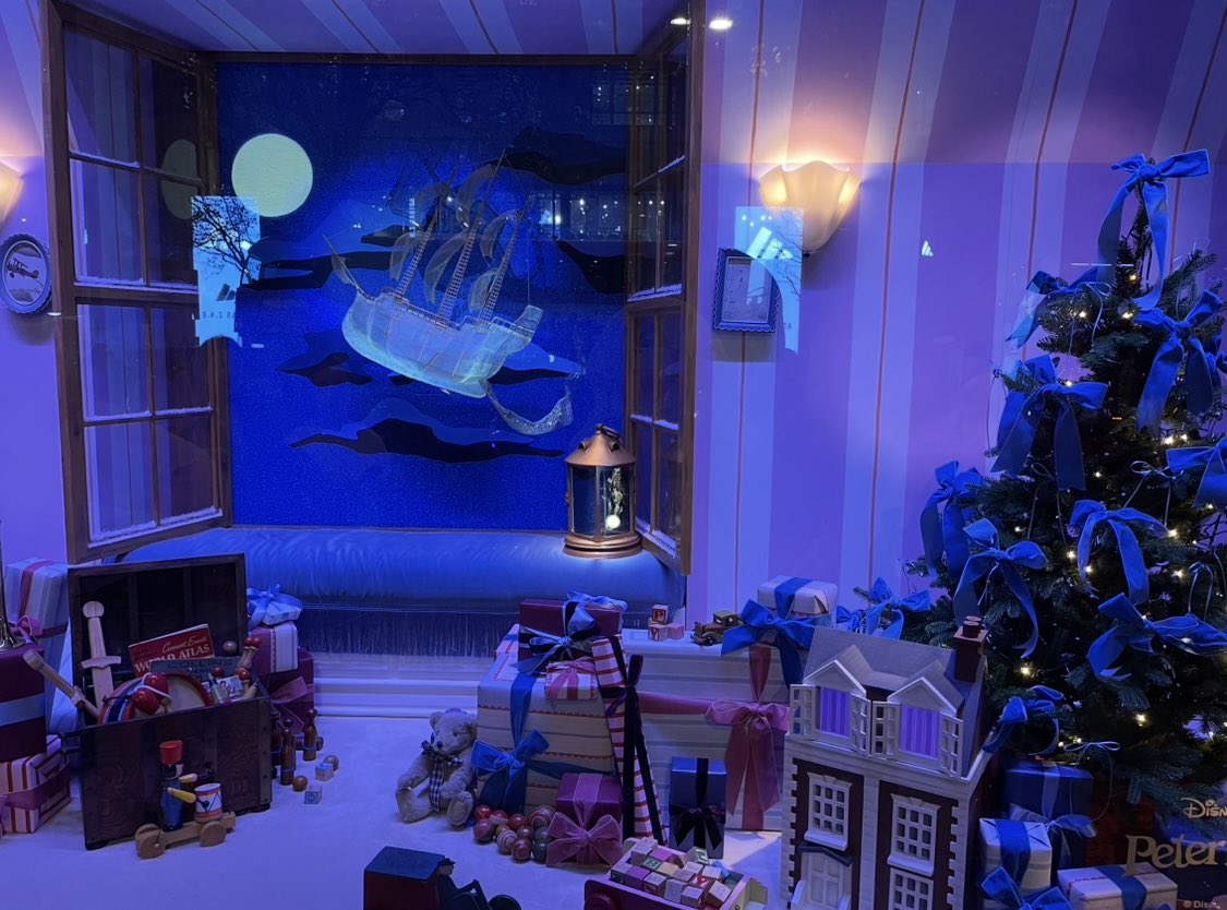 Jasmin29's tweet image. Selfridges, Oxford Street; London earlier this evening. #DisneyTheme🧚 (pt 2)