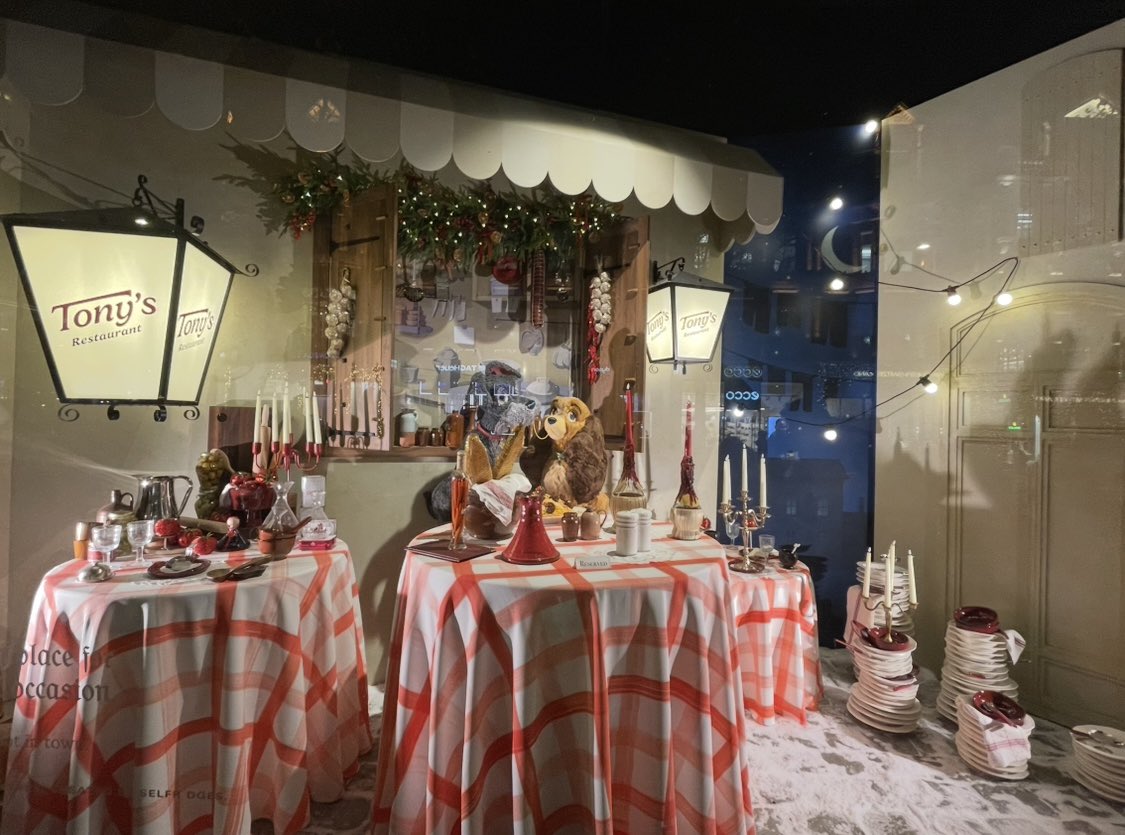 Jasmin29's tweet image. Selfridges, Oxford Street; London earlier this evening. #DisneyTheme🧚 (pt 3)