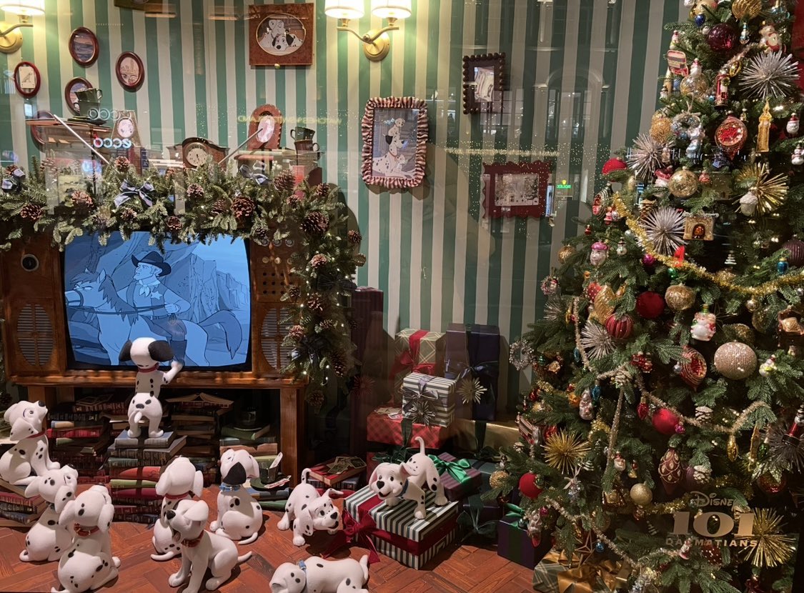 Jasmin29's tweet image. Selfridges, Oxford Street; London earlier this evening. #DisneyTheme🧚 (pt 3)