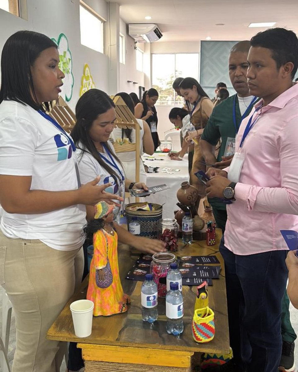 Gracias a la Univ. de La Guajira por el I Encuentro de Médicos.
El Dr. Cristian Sarmiento presentó los desafíos de la atención en salud y las oportunidades de ejercer en la región.
Compartimos acciones y proyectos en nuestro stand. Seguimos al servicio de las comunidades.