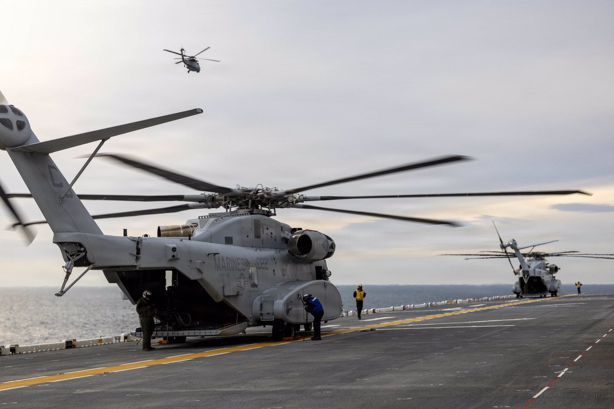 USFleetForces's tweet photo. 🚁 Busy day on USS Kearsarge!
Sea Hawks and King Stallions ran constant flight ops as the ship pushed through Basic Phase certs.
Deck crews kept the rhythm—directing birds, yanking tie-downs, and keeping the fuel flowing.
#FlightOps #USNavy #USMC https://t.co/5et0hTU40I