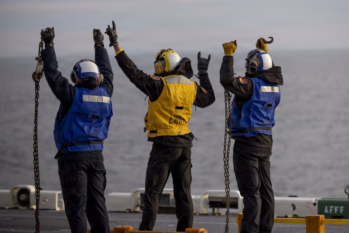 USFleetForces's tweet photo. 🚁 Busy day on USS Kearsarge!
Sea Hawks and King Stallions ran constant flight ops as the ship pushed through Basic Phase certs.
Deck crews kept the rhythm—directing birds, yanking tie-downs, and keeping the fuel flowing.
#FlightOps #USNavy #USMC https://t.co/5et0hTU40I