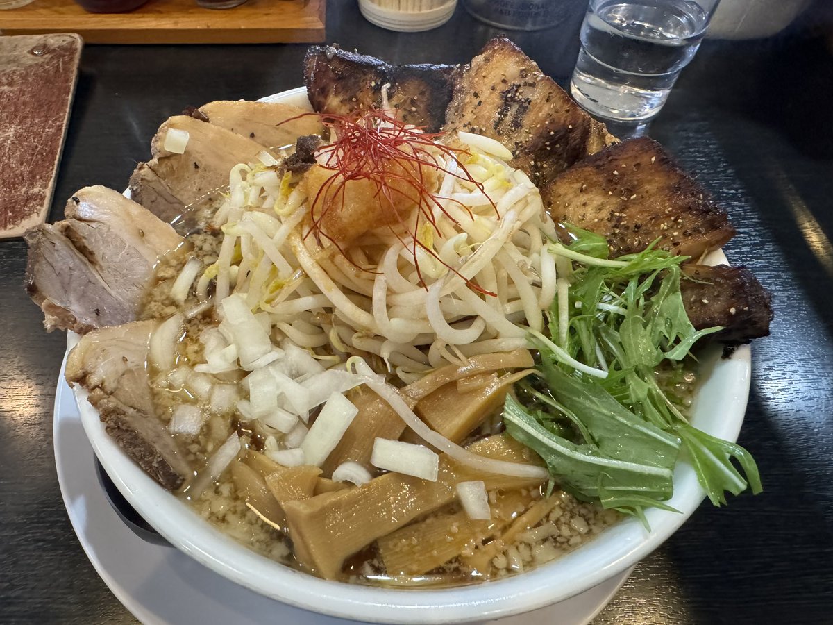 katyo___4819's tweet photo. @bozu_108 三条市にある「鯉次」さんの「極盛り鯉次ラーメン」
（写真のものは、太麺から細麺に変更し大盛りを、あとチャーシューを追加でトッピングしてあります） https://t.co/lzdCoru9TH