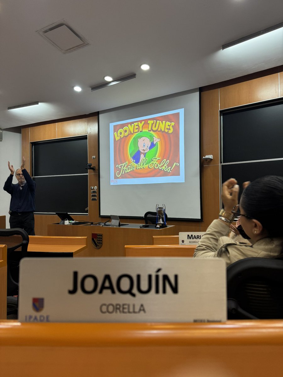 Hoy termino mi programa que duro 20 meses, ahora si Maestro en Dirección de Empresas 

Requirió viajar 20 semanas, muchísimas horas de lectura y muchas ganas.

Termino el programa con grandes aprendizajes y grandes amigos nuevos.

Ahora a ponerlo en práctica