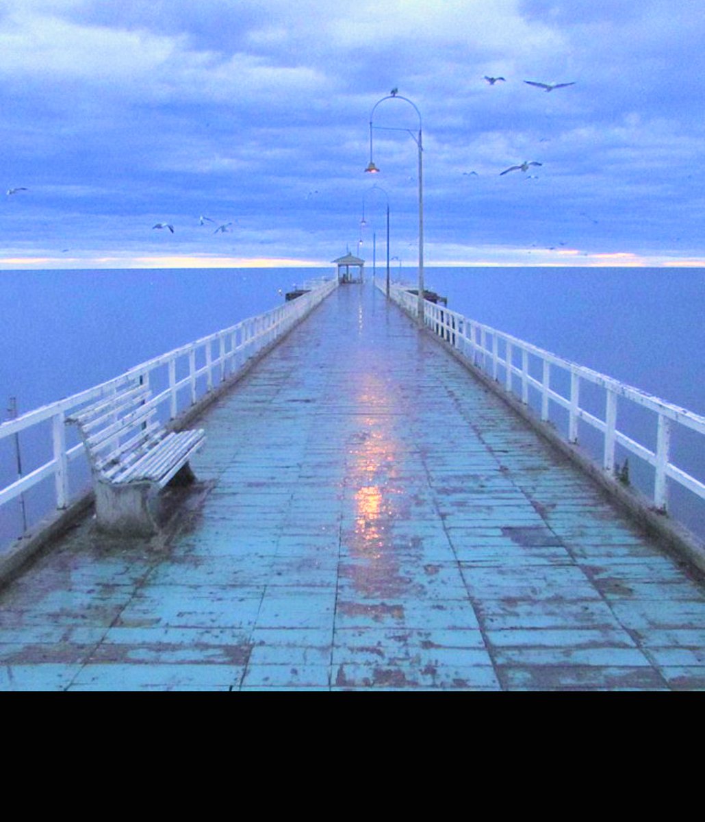 Biliyormusun? 
Sen şimdiki zamanda yaşamıyor sanki 
Rus romanlarından kaçmış gibisin.
Yusuf,ne düşünüyorum biliyormusun?
Kəşke
Herşeyí geri de bırakıp uzun bir yolculuğa çıkabilseydik seninle..