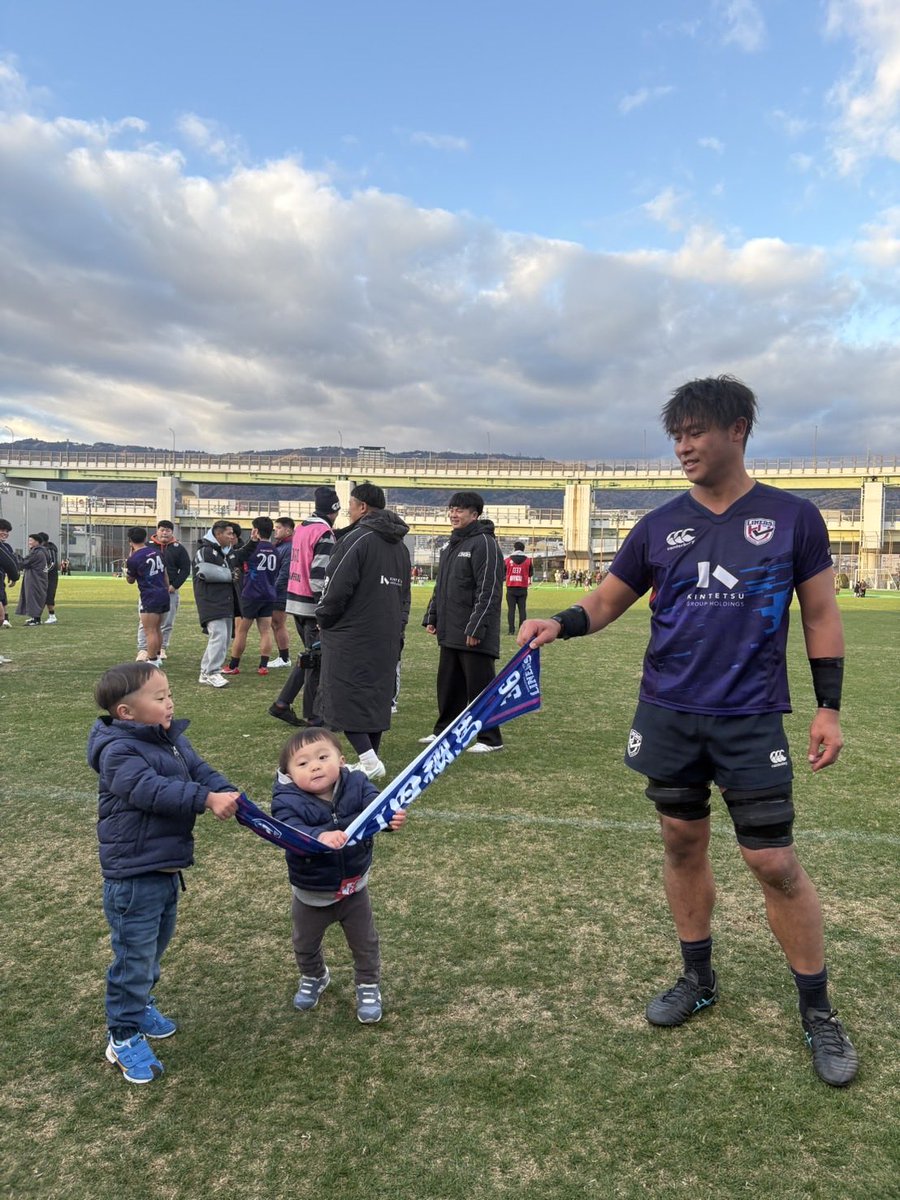 shoma1105's tweet photo. 長男は試合終わってパパトライしたねー🏉
いっぱいこけてたねーって
ラグビーだいぶ理解してきた😆
ダメ出しされるのも時間の問題や、、、 https://t.co/nup0065c5S