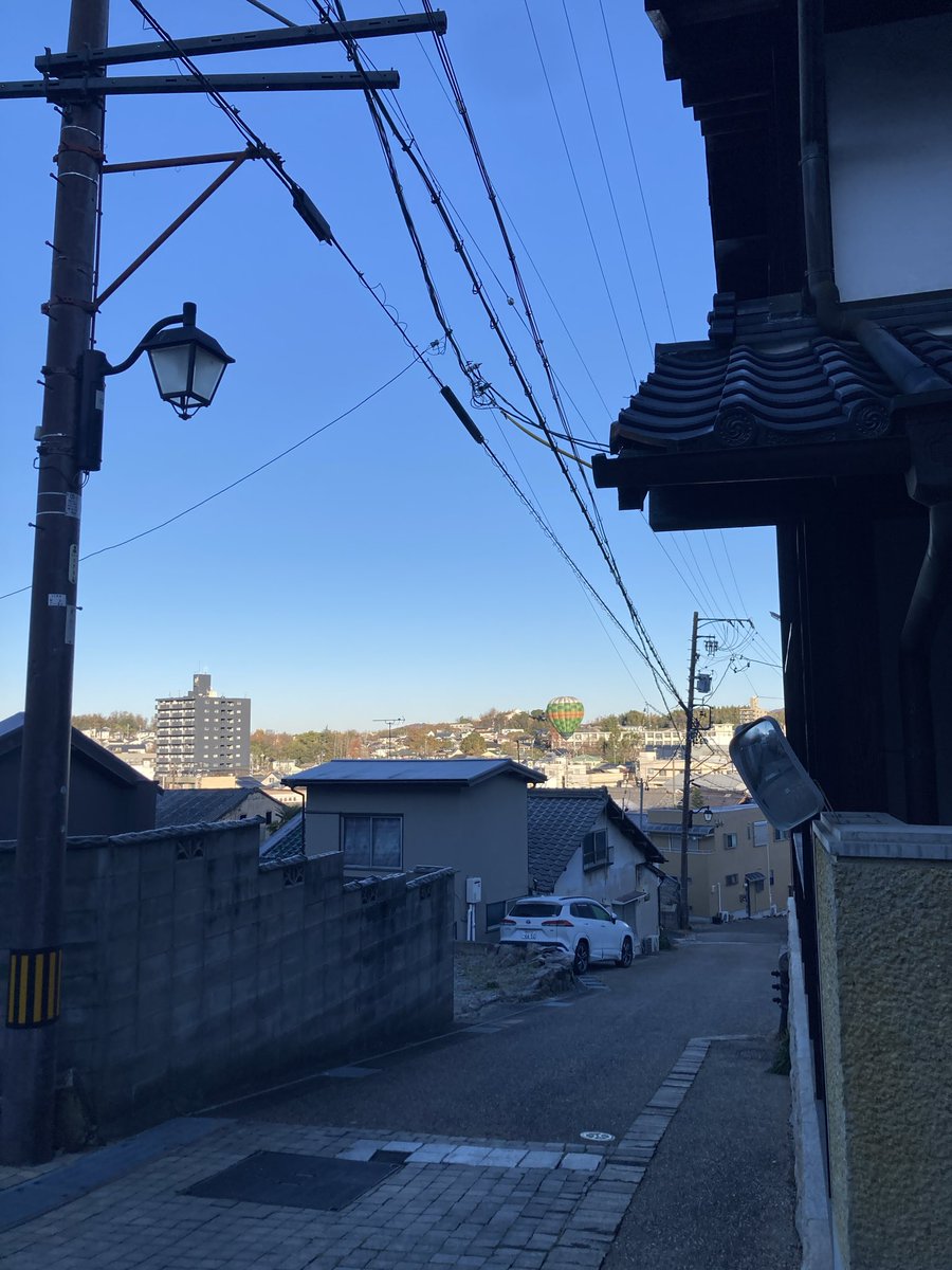 SetoSometsuke's tweet photo. 先生「ひいこら坂道を登って極寒の中出勤ーーっ！今日もいい天気だわ…ん？んんんん？

今日なんかイベントあるんでしたっけ？まさか！！今日スタートの当館企画展「瀬戸染付　吉祥の調べ」の応援プログラムか何か？
でも遠すぎる！きっとお客様には気づかれない！！」

#SETOぐるフェス2025らしいです https://t.co/Tk7pRI17nj