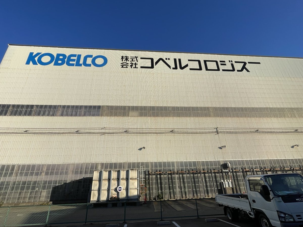 #本日の書き作業 
現場到着
強風中断が相次ぎ『ティクス』だけ残ってしまったんです。
ティクスのみと言いましても一文字３m角ですから、それなりの物です。
昨日のうちに型は取ってありますから、なぞるだけです。
阪神高速湾岸線を走る方は見て下さい。
末広出入口よりやや大阪寄りの山側です。