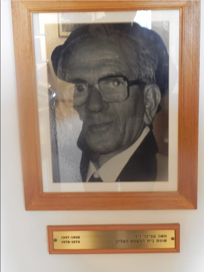 מבחינתו של שופט העליון משה עציוני, מרוקאי "רועה-זונות" יצליח לעורר את אהדתם של... יתר המרוקאים.

וזה הסיפור:

==פתח דבר==

השנה היא 1959. המדינה בת 11 שנים והעלייה ממשיכה אליה. אוניות מורידות מהן אזרחים מרומניה ואת העולים הללו, משכנת המדינה באזורים שנחשבו ליוקרתיים באותה התקופה -