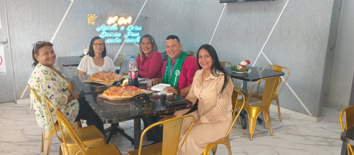 estefany7777's tweet photo. Celebrando tus logros mí amor 😍 https://t.co/eMupA8XzS3